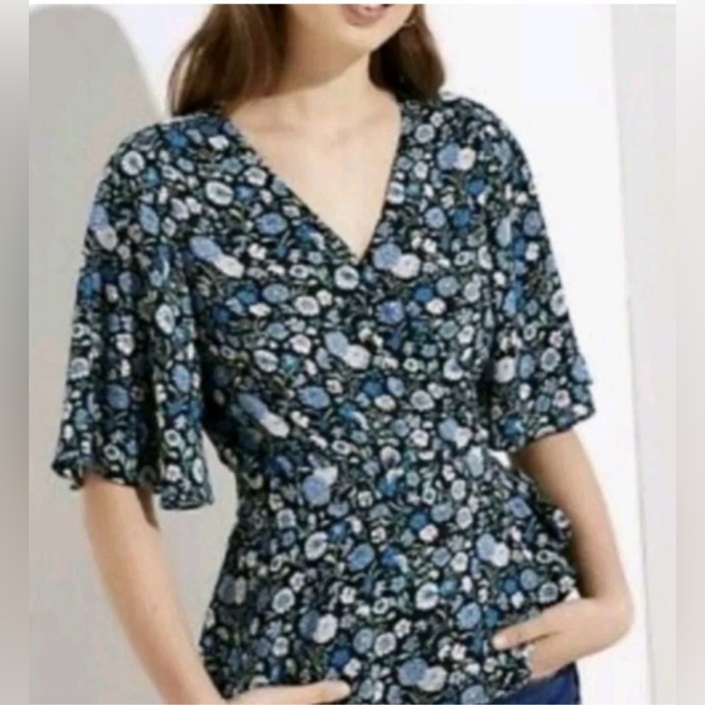 LOFT SHORT FLUTTER SLEEVE WRAP TIE WAIST BLUE & WHITE FLORAL BLOUSE SIZE LARGE